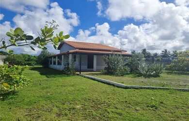 Imagem: A casa possui 3 Dormitórios, 4 Banheiros, 2 Vagas na garagem