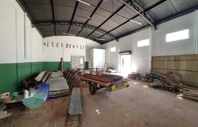 Imagem: O depósito possui 3 Vagas na garagem e 400m² de Área e está