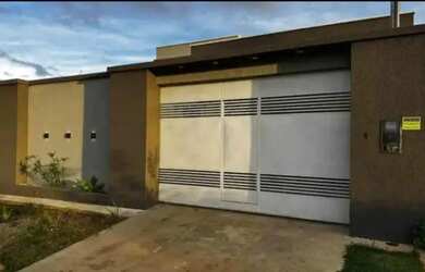 Imagem: A casa possui 3 Dormitórios, 1 Banheiro, 1 Vaga na garagem