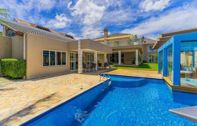 Imagem: A casa possui 4 Dormitórios, 5 Banheiros, 5 Vagas na garagem