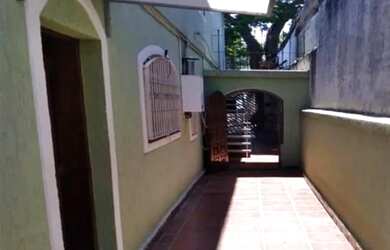 Imagem: A casa possui 2 Dormitórios, 2 Banheiros, 2 Vagas na garagem