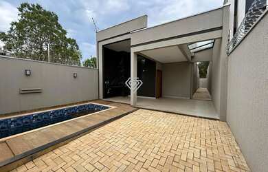 Imagem: A casa possui 3 Dormitórios, 2 Banheiros, 2 Vagas na garagem