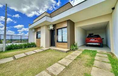 Imagem: A casa possui 3 Dormitórios, 2 Banheiros, 2 Vagas na garagem