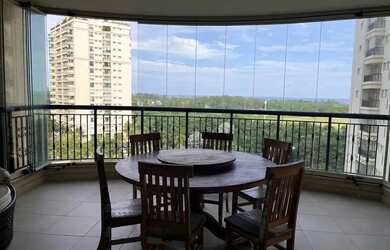 Imagem: O apartamento possui 4 Dormitórios, 3 Banheiros, 3 Vagas na