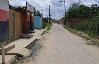 Imagem: A casa possui 3 Dormitórios, 2 Banheiros, 1 Vaga na garagem