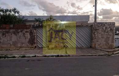 Imagem: A casa possui 3 Dormitórios, 1 Banheiro, 1 Vaga na garagem