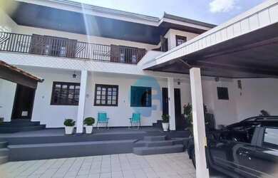 Imagem: A casa possui 3 Dormitórios, 3 Banheiros, 5 Vagas na garagem