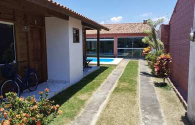 Imagem: A casa possui 3 Dormitórios, Acomodam 10 pessoas, 3 Vagas na