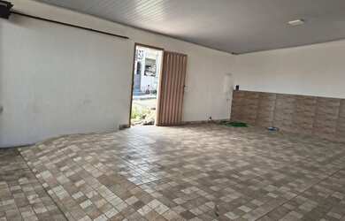 Imagem: A casa possui 3 Dormitórios, 4 Banheiros, 3 Vagas na garagem