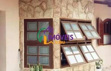 Imagem: A casa possui 3 Dormitórios, 2 Banheiros, 2 Vagas na garagem