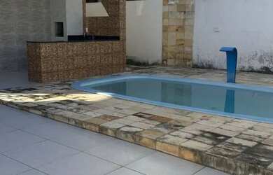 Imagem: A casa possui 4 Dormitórios, Acomodam 11 pessoas, 4 Vagas na