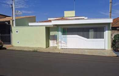 Imagem: A casa possui 3 Dormitórios, 2 Banheiros, 2 Vagas na garagem