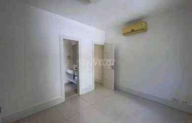 Imagem: O apartamento possui 3 Dormitórios, 4 Banheiros, 2 Vagas na