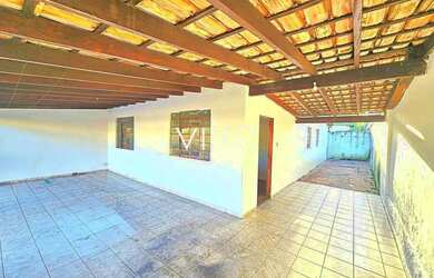 Imagem: A casa possui 3 Dormitórios, 1 Banheiro, 3 Vagas na garagem