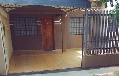 Imagem: A casa possui 2 Dormitórios, 1 Banheiro, 2 Vagas na garagem