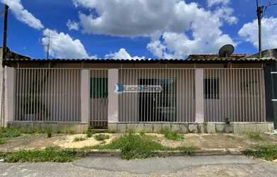 Imagem: A casa possui 4 Dormitórios, 1 Banheiro e está localizado