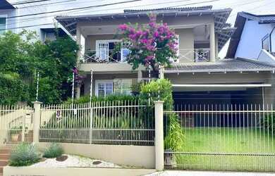 Imagem: A casa possui 3 Dormitórios, 4 Banheiros, 4 Vagas na garagem