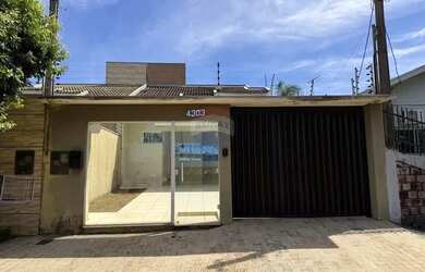 Imagem: A casa possui 3 Dormitórios, 3 Banheiros, 2 Vagas na garagem