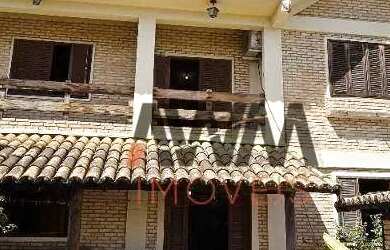 Imagem: A casa possui 3 Dormitórios, 3 Banheiros, 4 Vagas na garagem