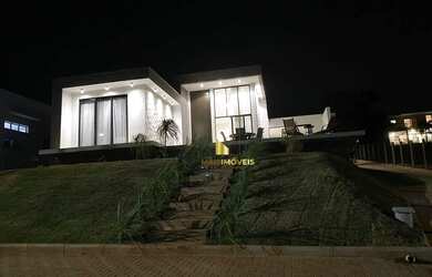 Imagem: A casa em condomínio possui 4 Dormitórios, 4 Banheiros, 2