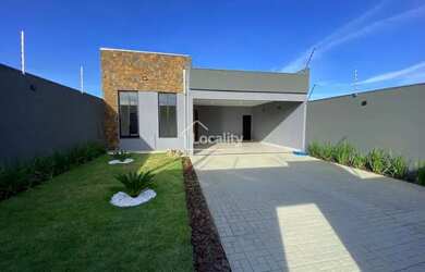 Imagem: A casa possui 3 Dormitórios, 2 Banheiros, 5 Vagas na garagem