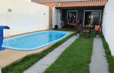 Imagem: A casa possui 2 Dormitórios, 2 Banheiros, 2 Vagas na garagem