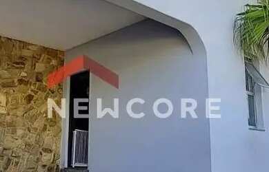 Imagem: A casa possui 3 Dormitórios, 2 Banheiros, 4 Vagas na garagem