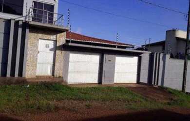 Imagem: A casa possui 4 Dormitórios, 2 Vagas na garagem e está localizado