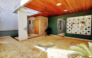 Imagem: A casa possui 3 Dormitórios, 4 Banheiros, 2 Vagas na garagem