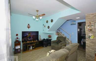 Imagem: A casa possui 3 Dormitórios, 2 Banheiros, 2 Vagas na garagem