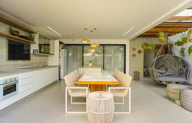 Imagem: A casa em condomínio possui 5 Dormitórios, 5 Banheiros, 3