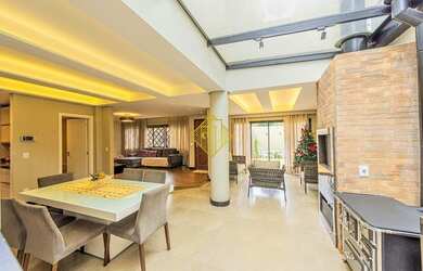 Imagem: A casa possui 4 Dormitórios, 4 Banheiros, 2 Vagas na garagem