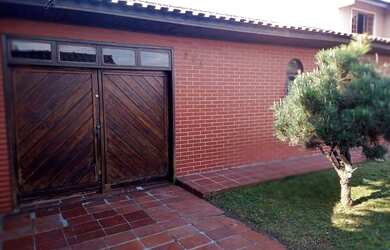 Imagem: A casa possui 3 Dormitórios, 2 Banheiros, 4 Vagas na garagem