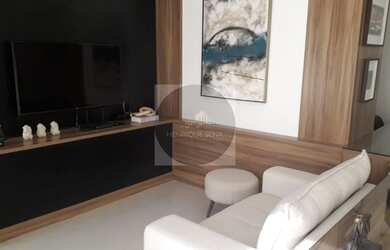 Imagem: A casa possui 3 Dormitórios, 1 Banheiro, 2 Vagas na garagem