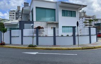 Imagem: A casa possui 3 Dormitórios, 4 Banheiros, 2 Vagas na garagem