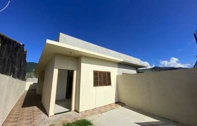 Imagem: A casa possui 2 Dormitórios, 1 Banheiro, 1 Vaga na garagem