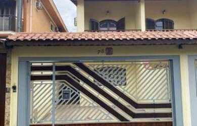 Imagem: A casa possui 3 Dormitórios, 2 Banheiros, 4 Vagas na garagem