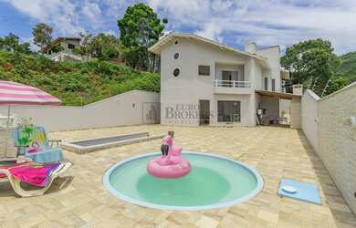 Imagem: A casa possui 4 Dormitórios, 4 Banheiros, 2 Vagas na garagem