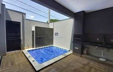 Imagem: A casa possui 3 Dormitórios, 3 Banheiros, 2 Vagas na garagem