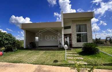 Imagem: A casa possui 3 Dormitórios, 2 Banheiros, 2 Vagas na garagem