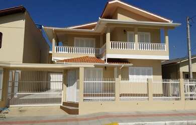 Imagem: A casa possui 4 Dormitórios, 2 Banheiros, 2 Vagas na garagem