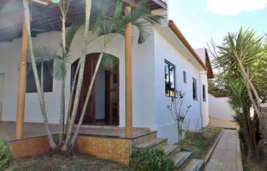 Imagem: A casa possui 3 Dormitórios, 2 Banheiros, 1 Vaga na garagem