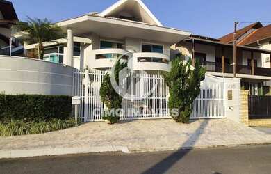 Imagem: A casa possui 4 Dormitórios, 3 Banheiros, 2 Vagas na garagem