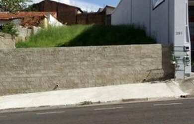 Imagem: O terreno possui 300m² de Área e está localizado em Santa