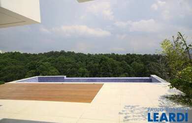 Imagem: A casa em condomínio possui 4 Dormitórios, 5 Banheiros, 4