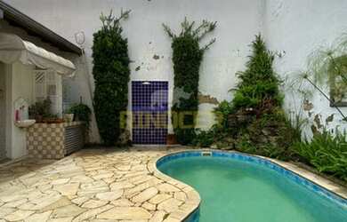 Imagem: A casa possui 3 Dormitórios, 3 Banheiros, 4 Vagas na garagem