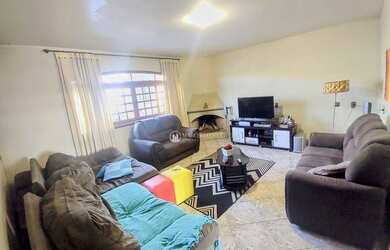 Imagem: A casa possui 3 Dormitórios, 2 Banheiros, 2 Vagas na garagem