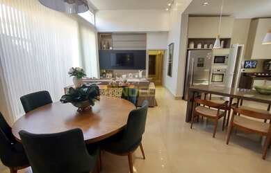 Imagem: A casa possui 3 Dormitórios, 4 Banheiros, 3 Vagas na garagem