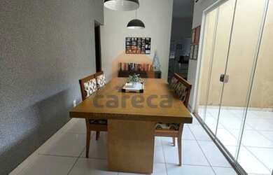 Imagem: A casa possui 3 Dormitórios, 2 Banheiros, 2 Vagas na garagem