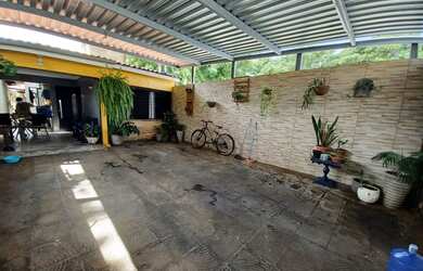 Imagem: A casa possui 3 Dormitórios, 2 Banheiros, 2 Vagas na garagem